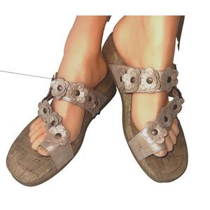 Born b.o.c Womens Sz 9M Beige Faux Leather Sandals Slip On Flat Toe Ring Flowers